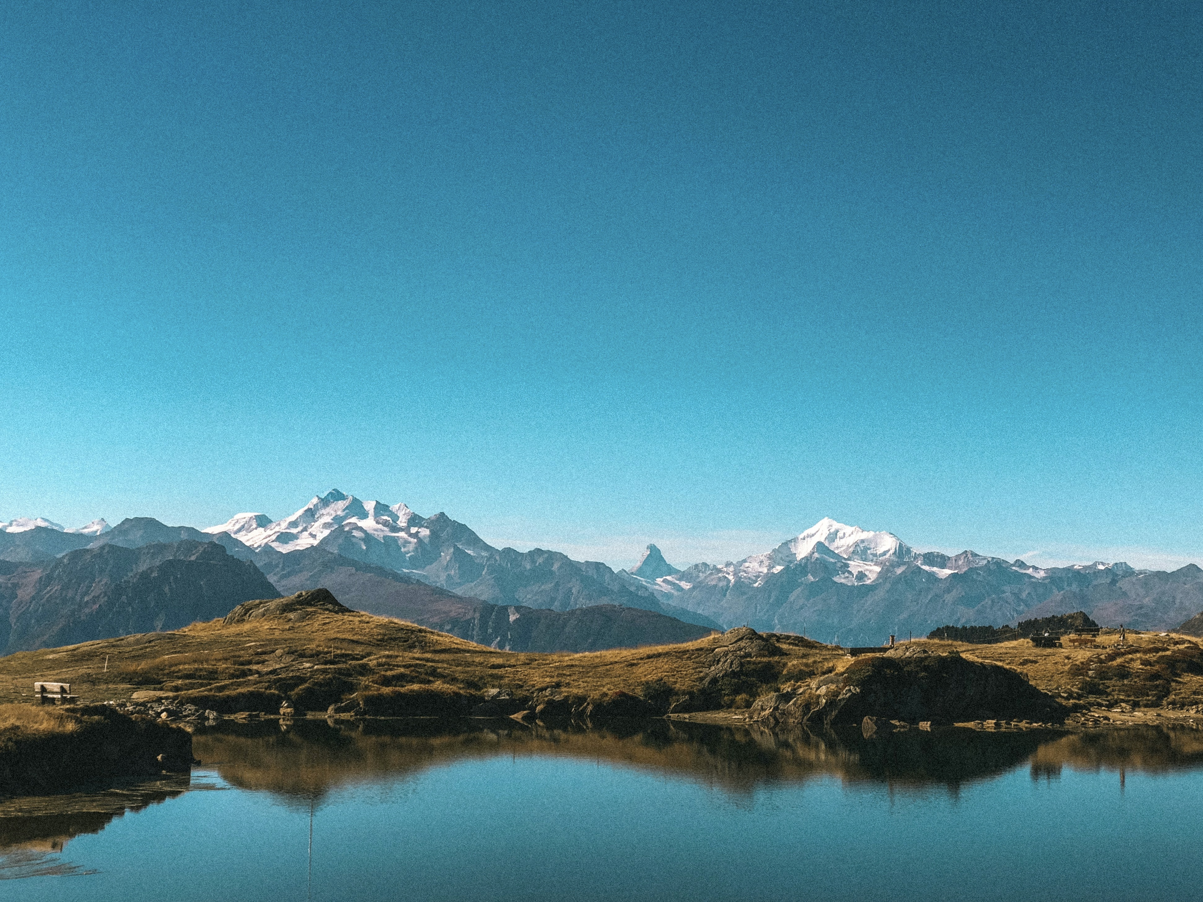 Bergpanorama mit Bergsee — Workation-Atmosphäre